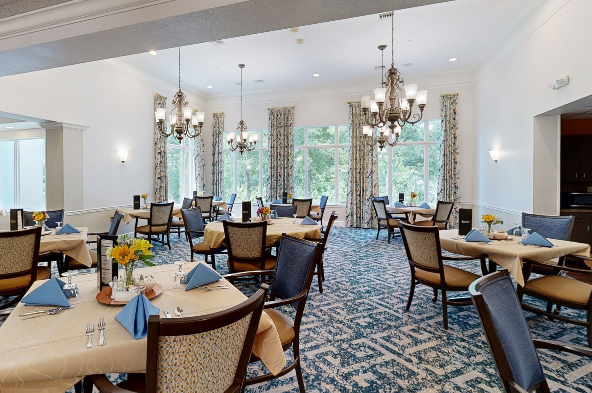 pano_zoom_DINING-ROOM-1_2560x1700